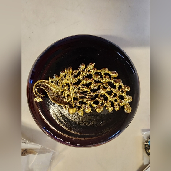 Peacock Brooch with many colors of Rhinestones on a gold-tone metal background - Picture 5 of 5